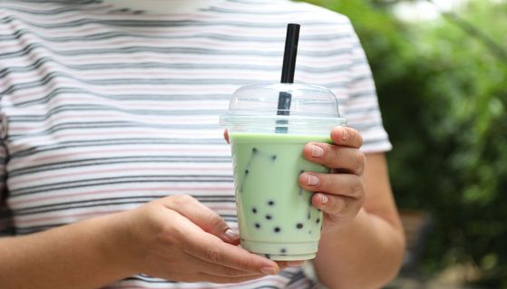 Donna sorseggia un fresco bubble tea di colore verde