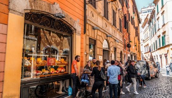 Panificio romano in una tipica via della città