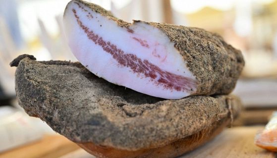 Guanciale di maiale affumicato