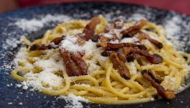 Gustosi spaghetti alla carbonara con pancetta croccante e formaggio grattugiato