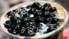 Gustoso bubble tea con mirtilli in superficie