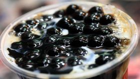 Gustoso bubble tea con mirtilli in superficie