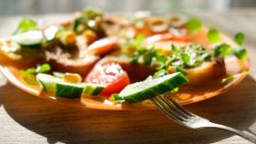 Insalata di verdure fresche, pomodori e cetrioli