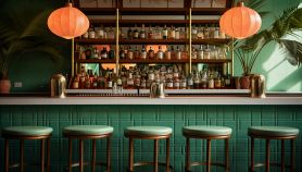 Interno di un bar vintage con sgabelli verdi e dorati