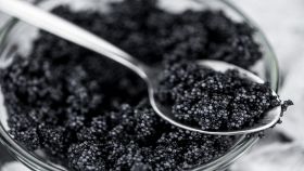 Invitante caviale all'interno di un barattolo di vetro