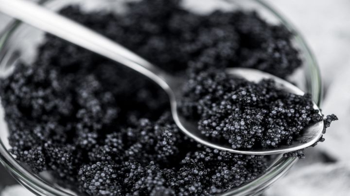 Invitante caviale all'interno di un barattolo di vetro