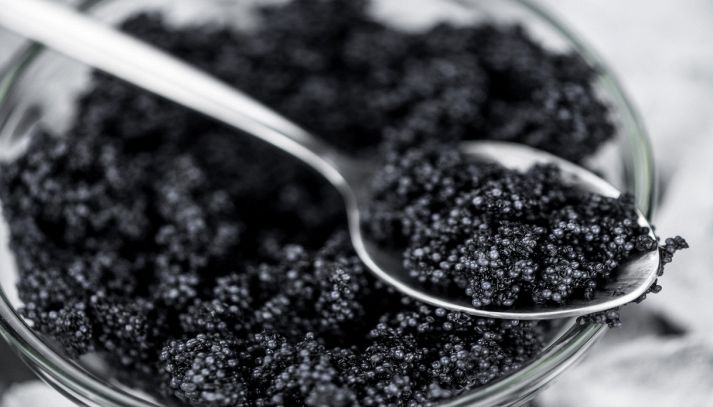 Invitante caviale all'interno di un barattolo di vetro