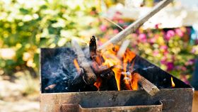 Legna che brucia nel barbecue