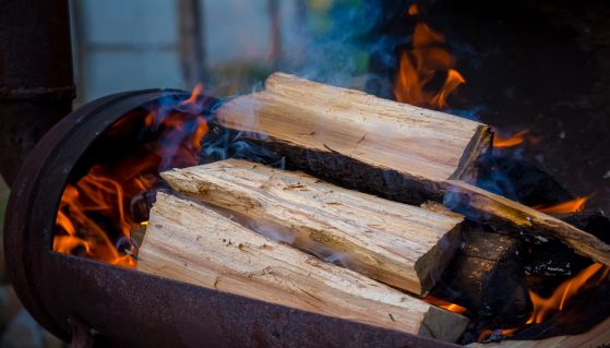 Legna messa ad ardere per preparare il barbecue
