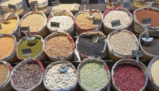Vari cereali e legumi al mercato