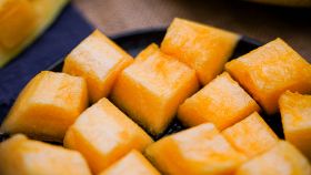 Melone fresco tagliato a cubetti