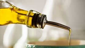 Olio EVO versato in una coppa