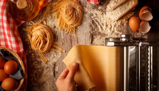 Pasta italiana all'uovo fatta a macchina