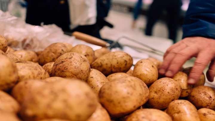 Patate in vendita al mercato