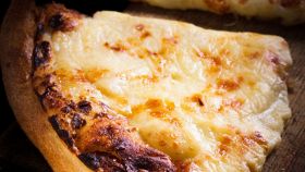 Trancio di pizza bruciacchiato