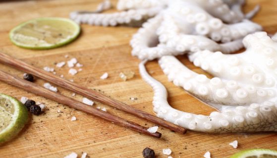 Polpo fresco con limone, sale e pepe