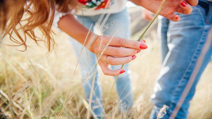 Ragazza coglie erbe spontanee in un campo