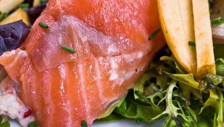 Un piatto di salmone affumicato