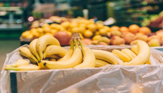 Scatola di banane fresche al supermercato
