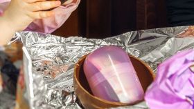 Una bambina apre un uovo di Pasqua contenente una sopresa