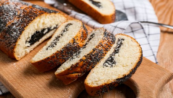 Squisito pan brioche con marmellata e semi di papavero