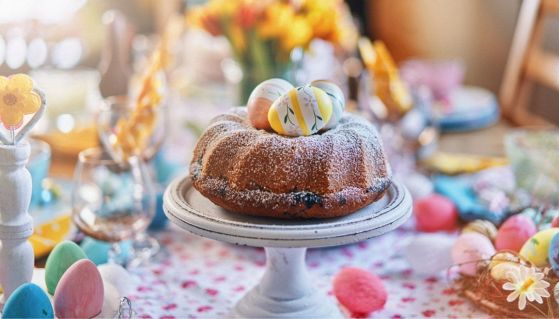Tavola di Pasqua decorata con dolci
