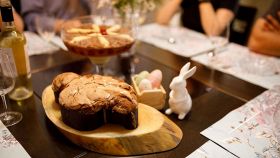 Tavola pasquale con colomba, ovetti e dolci tipici