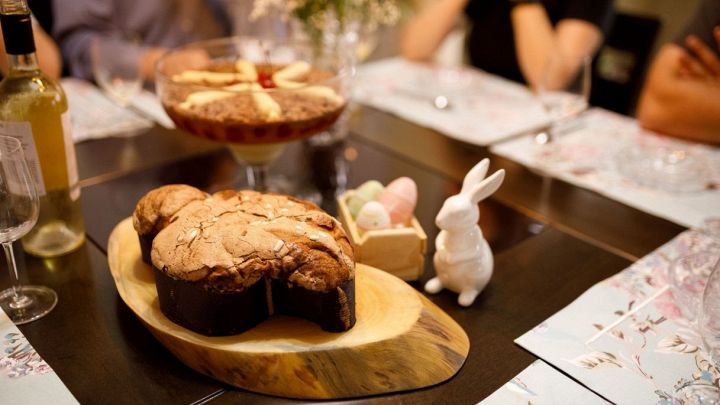 Tavola pasquale con colomba, ovetti e dolci tipici