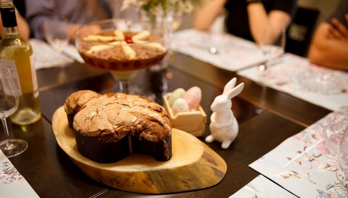 Tavola pasquale con colomba, ovetti e dolci tipici