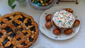 Torta di Pasqua con uova dipinte su tavola imbandita