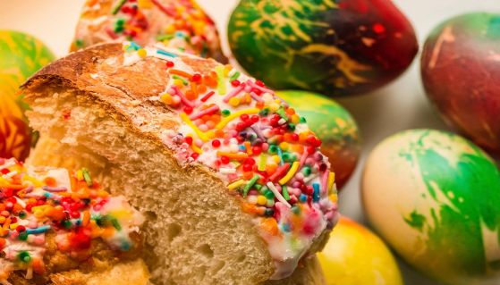Torta di Pasqua cosparsa di zuccherini colorati e uova sode colorate