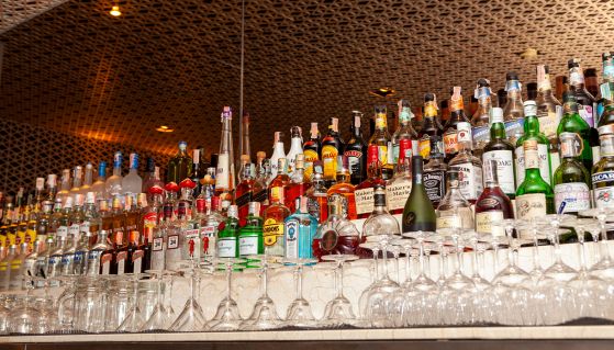 Vetrina di un vecchio bar con un'ampia selezione di alcolici