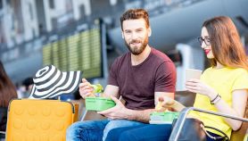 Viaggiatori mangiano al terminal dell'aeroporto