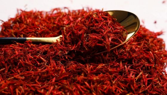 Un mucchio di zafferano con cucchiaio