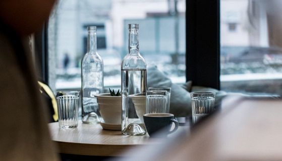 Due bottiglie di acqua microfiltrata sul tavolo di un ristorante