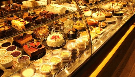 Una vetrina con creazioni di pastry chef italiani
