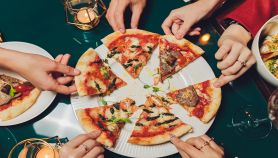 Amici dividono una gustosa pizza farcita