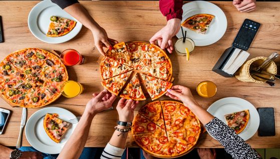 Amici festeggiano il Pizza Party Day
