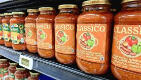 Scaffale con barattoli di sughi pronti per la pasta