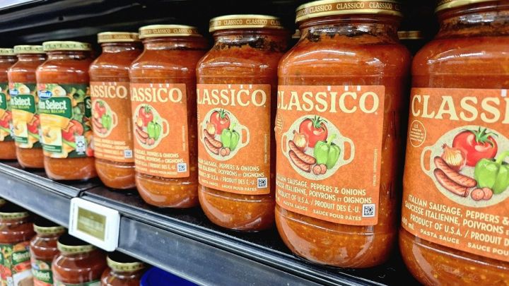 Scaffale con barattoli di sughi pronti per la pasta