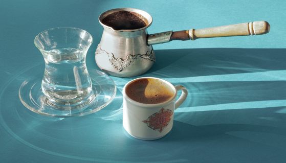 Caffè turco pronto per essere gustato su sfondo celeste