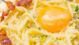 Carbonara con uovo vista da vicino