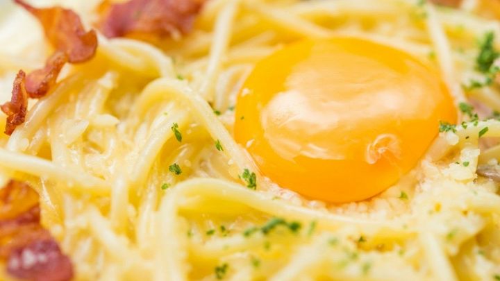Carbonara con uovo vista da vicino