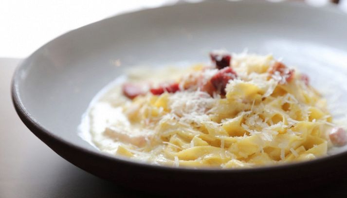 Un piatto di pennette alla carbonara con pancetta