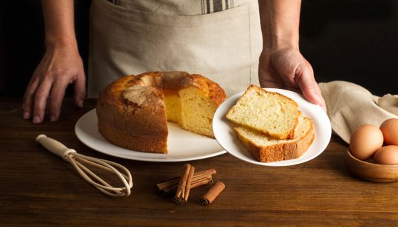Ciambellone classico appena sfornato