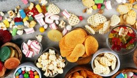 Patatine, pop corn, pretzel, caramelle gommose e snack ultraprocessati vari