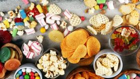 Patatine, pop corn, pretzel, caramelle gommose e snack ultraprocessati vari
