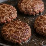 Cottura degli hamburger in padella