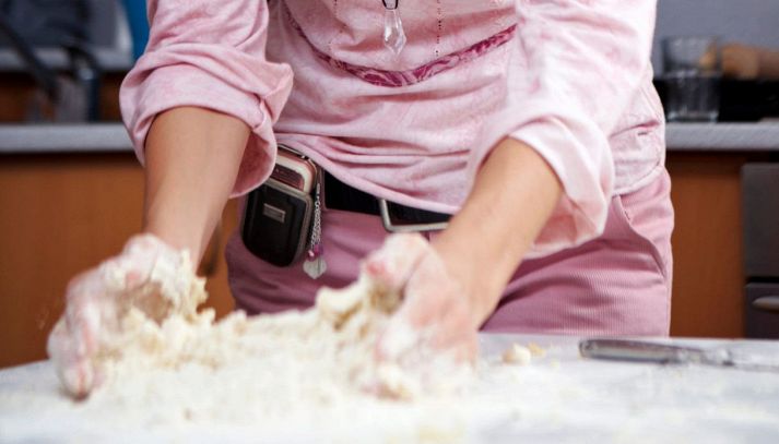 Donna che cucina