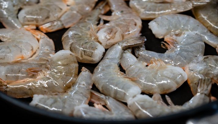 Deliziosi gamberi crudi con erbe aromatiche e spezie